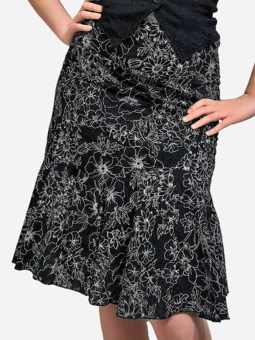 Vintage Y2K Black and White Embroidered Floral Midi Dynamite Skirt